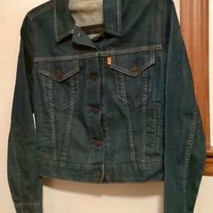LEVIS JEAN JACKET SIZE (SMALL.) IN LIKE NEW CONDITION.